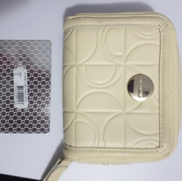 NEW Oroton cream ziparound coin purse. - Picture 3 of 11